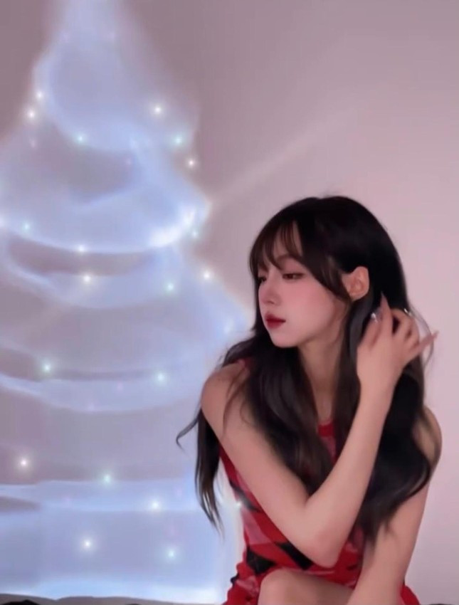 Đặc biệt, bạn còn có thể tạo ra “muôn vàn” cây thông theo ý muốn và độ sáng tạo của mình với trend chụp ảnh sống ảo cực mới này.