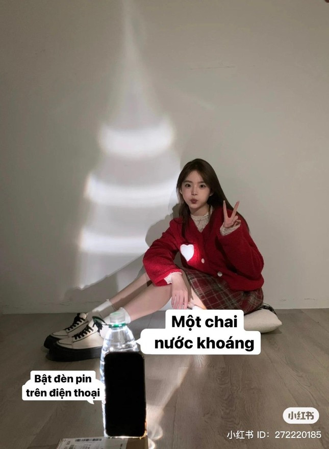 Để có cây thông đẹp nhất thì hãy chọn chai nước có đường ngấn tròn, dáng to dần từ trên xuống, sau đó dùng flash điện thoại chiếu xuyên qua chai nước lên một bức tường trắng trơn là đã có ngay một cây thông để check-in.