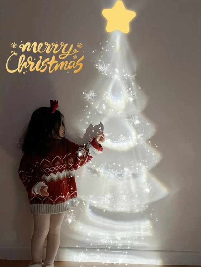 Thay vì lựa chọn những cây thông được trang trí lộng lẫy với chi phí đắt đỏ thì Gen Z lại “tậu” cho mình cây thông vô cùng “hư ảo” đảm bảo độc lạ và sáng tạo. Chỉ với một chai nước khoáng, đèn flash điện thoại và một vài bé sticker là đã có ngay một cây thông Noel xinh xắn