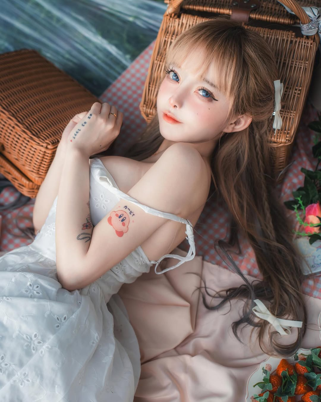 Từ những bộ trang phục cầu kỳ, cho đến cách tạo dáng, thần thái… mọi chi tiết trong mỗi sản phẩm cosplay của nữ cosplayer này đều được chăm chút tỉ mỉ, mang đến cảm giác chân thực đến kinh ngạc.