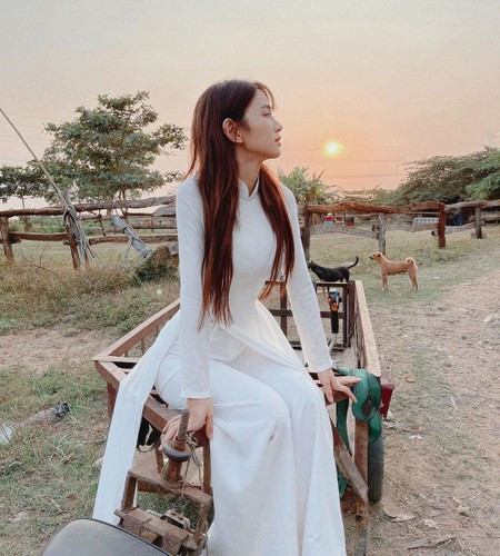 Chưa hết, Lê Bống cũng dần chăm chút cho con đường nghệ thuật của mình hơn khi tham gia các cuộc thi nhan sắc hay trở thành gương mặt quen thuộc của các sàn diễn thời trang.