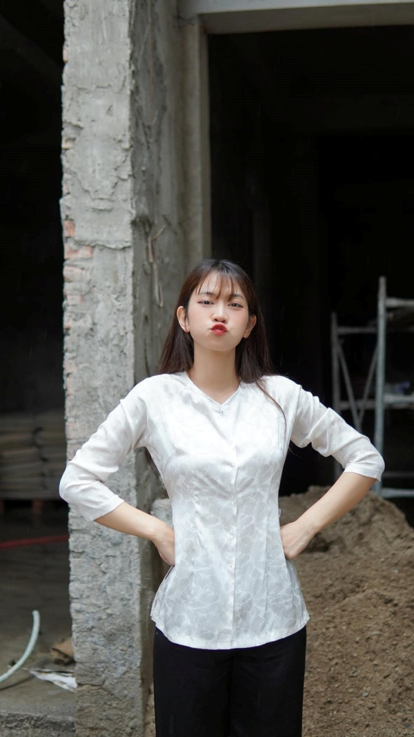 Cụ thể trên trang cá nhân mới đây, Lê Bống mang đến hình ảnh nữ tính bất ngờ khiến dân tình hết lời khen ngợi với sự "quay xe" ăn mặc kín đáo.