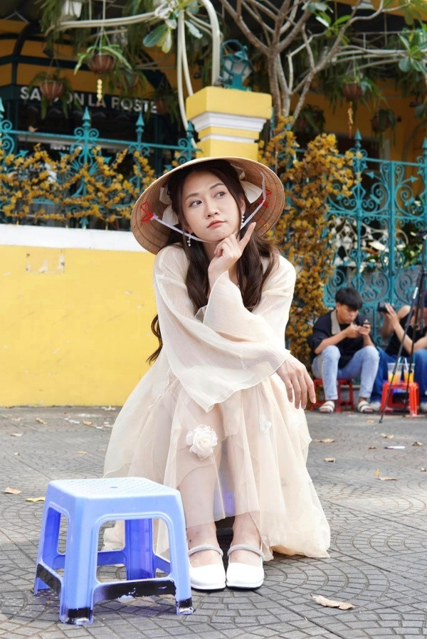 Không nặng trang điểm đính kim tuyến lấp lánh như những lần quay video, TikToker gốc Hà thành chọn lối make up trong trẻo, nhẹ nhàng.