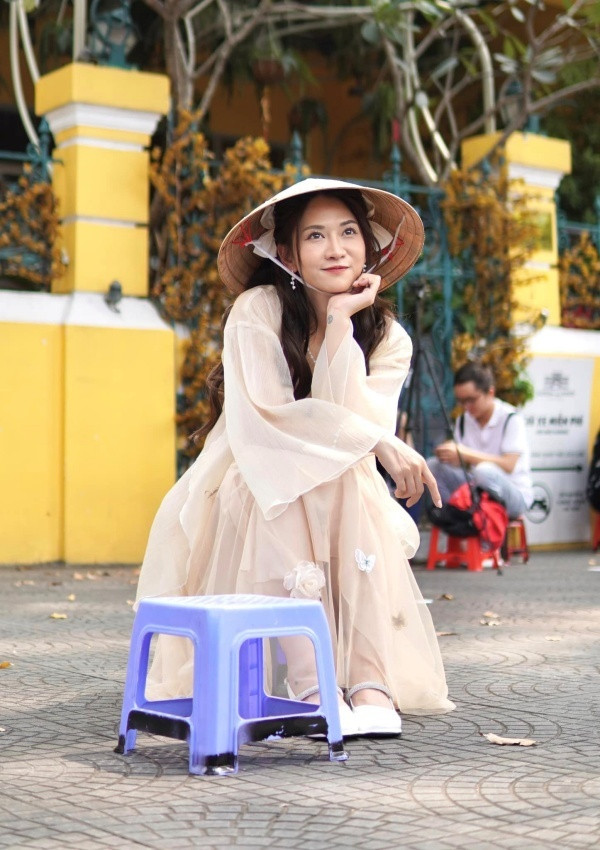 Ngoài ra, Lê Bống phối cùng chiếc nón lá mang đậm nét đẹp văn hóa truyền thống của người phụ nữ Việt Nam.