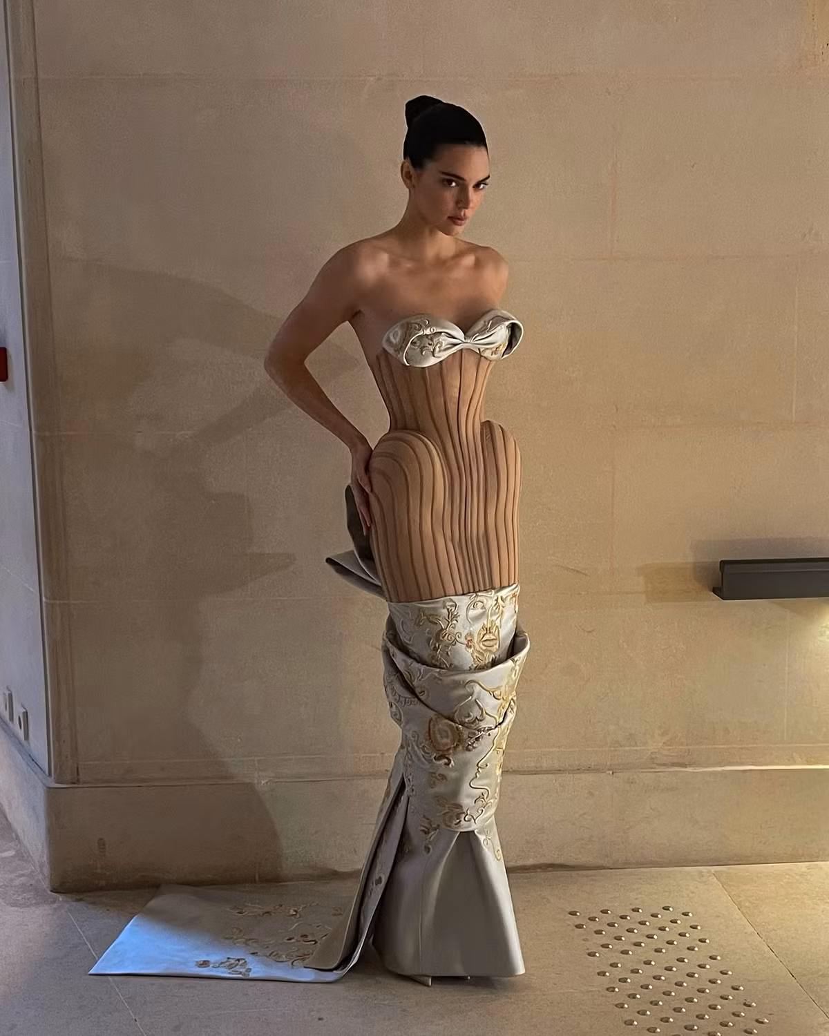 Nhờ hình thể thu hút, gương mặt xinh đẹp tựa búp bê sống, sự nghiệp của Kendall Jenner vụt sáng.