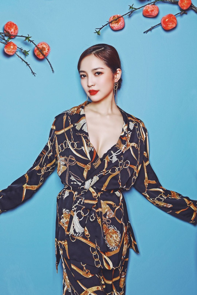 Ngoài công tác điều khiển các trận đấu, cô cũng là một cơ thủ cừ khôi với kỹ năng thực hiện nhiều đường bi khó.