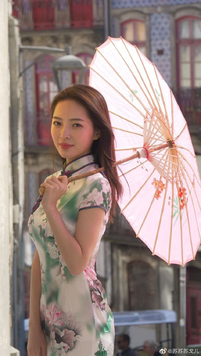 Chẳng những xinh đẹp, Wang Zhongyao còn từng đạt giải Vàng trong kỳ xét tuyển trọng tài chuyên nghiệp của Hiệp hội bi-a Trung Quốc.