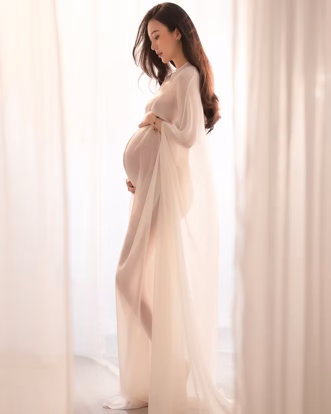 Thi thoảng, netizen mới thấy cựu nữ tiếp viên hàng không Vũ Ngọc Châm đăng tải vài ba tấm ảnh khoe sắc trên trang cá nhân.