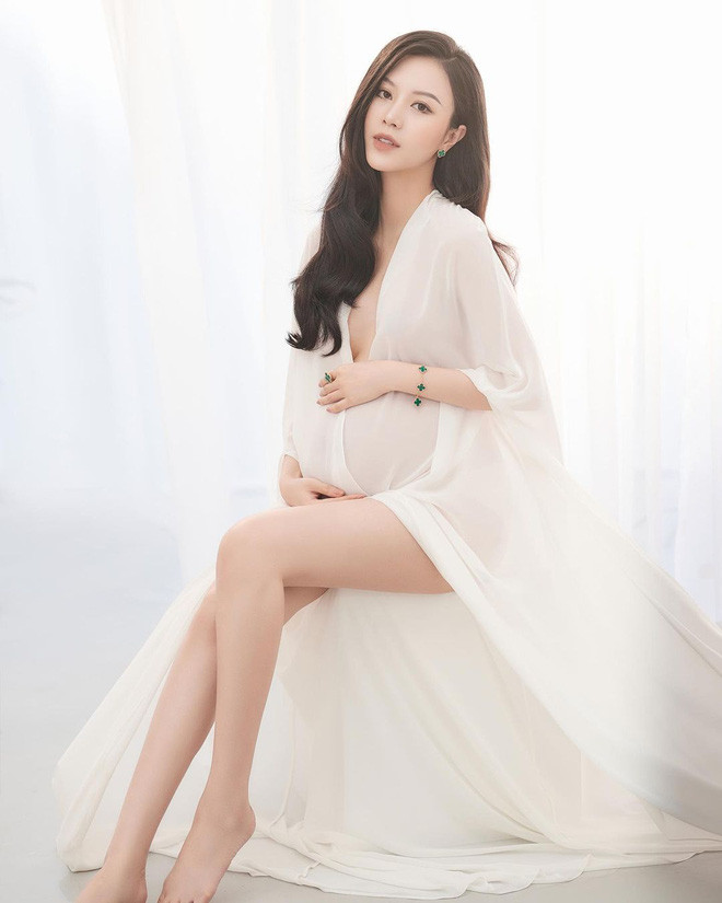 Mới đây, Vũ Ngọc Châm bất ngờ tung ảnh throwback khoe dáng khi đang mang bầu 25 tuần khiến bao người trầm trồ ngợi khen.