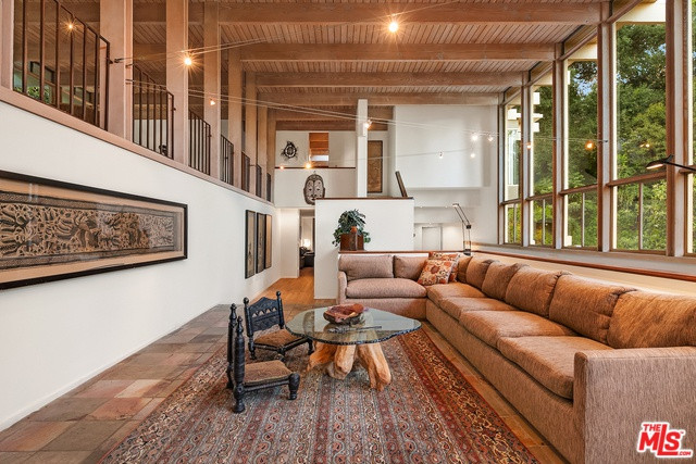 Những nội thất bằng gỗ và các gam màu nóng chủ đạo đem đến cho ngôi nhà sự ấm cúng, gần gũi.