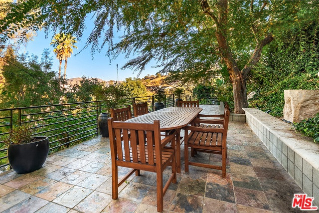 Không gian ăn uống bên ngoài là địa điểm lý tưởng để vừa trò chuyện, vừa thưởng ngoạn cảnh vật thiên nhiên.