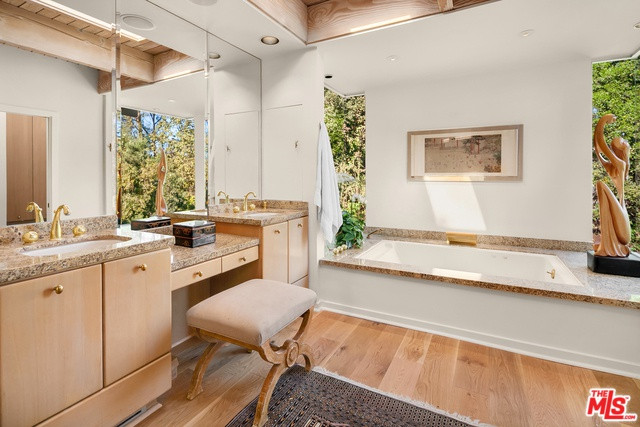 Phòng tắm chính xa hoa, lộng lẫy, tràn ngập ánh sáng tự nhiên, được trang bị đầy đủ các tiện nghi cao cấp.