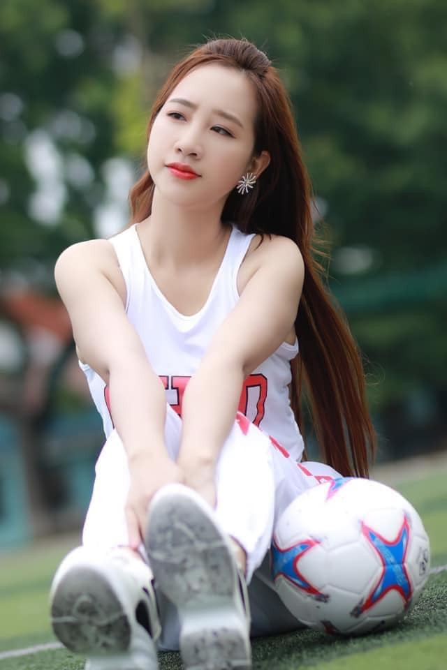 Cô giáo Hà Duyên thường diện chân váy bút chì ngắn trên đầu gối 10cm hoặc dài qua gối. Đồng thời sử dụng trang phục gam màu trung tính để tránh khiến sinh viên phân tâm.