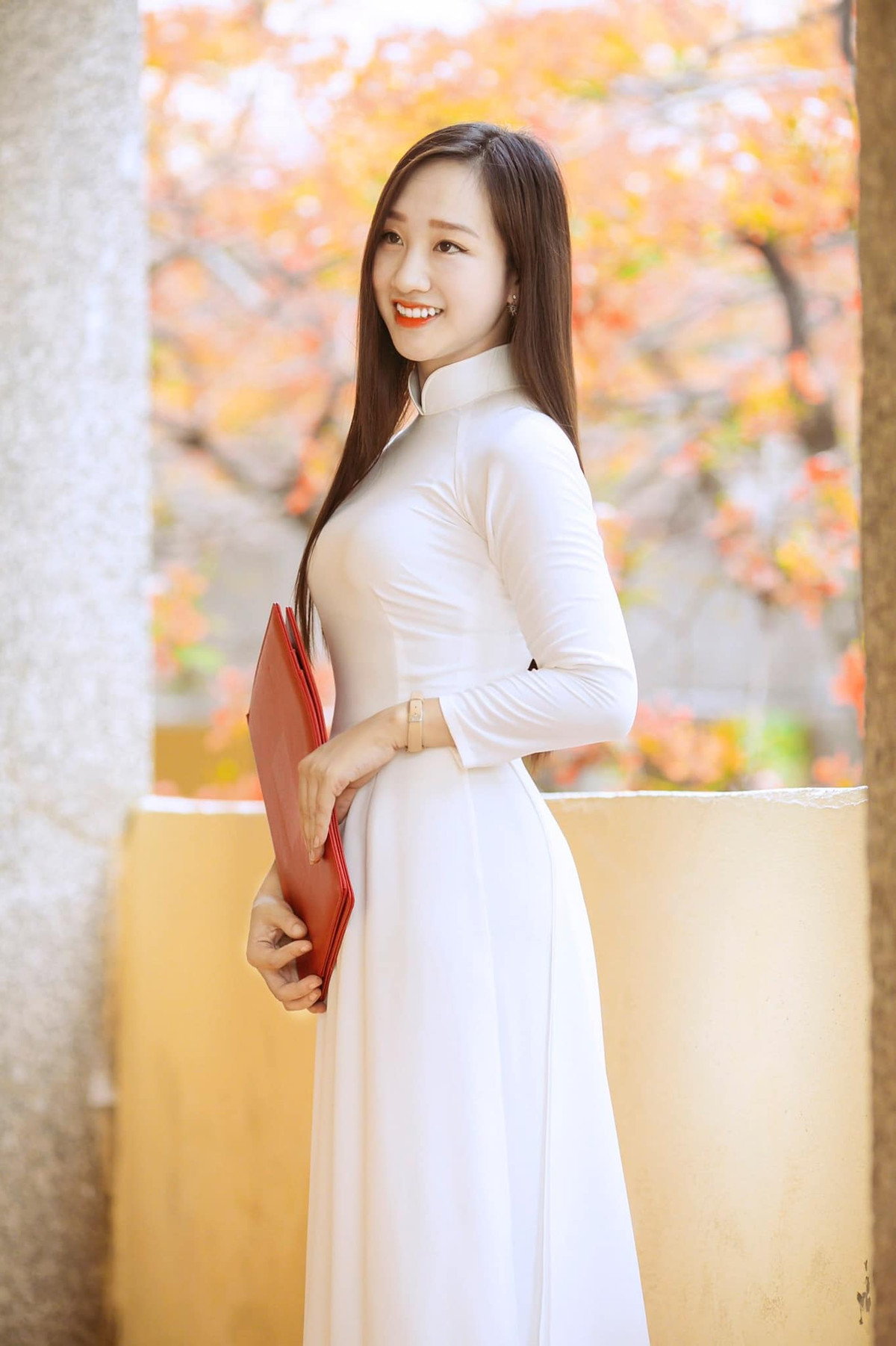 Dưới những clip tiktok của Hà Duyên, nhiều người dành lời khen ngợi cho gu thời trang chỉn chu, chuẩn mực nhưng vẫn đẹp mắt mỗi lần đi dạy học của cô giáo hot girl này.