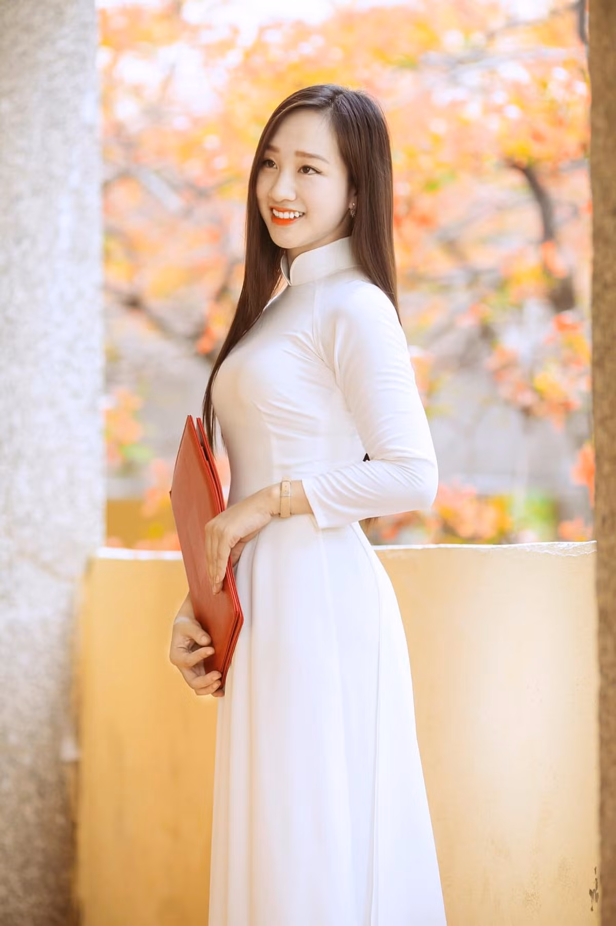 Dưới những clip tiktok của Hà Duyên, nhiều người dành lời khen ngợi cho gu thời trang chỉn chu, chuẩn mực nhưng vẫn đẹp mắt mỗi lần đi dạy học của cô giáo hot girl này.