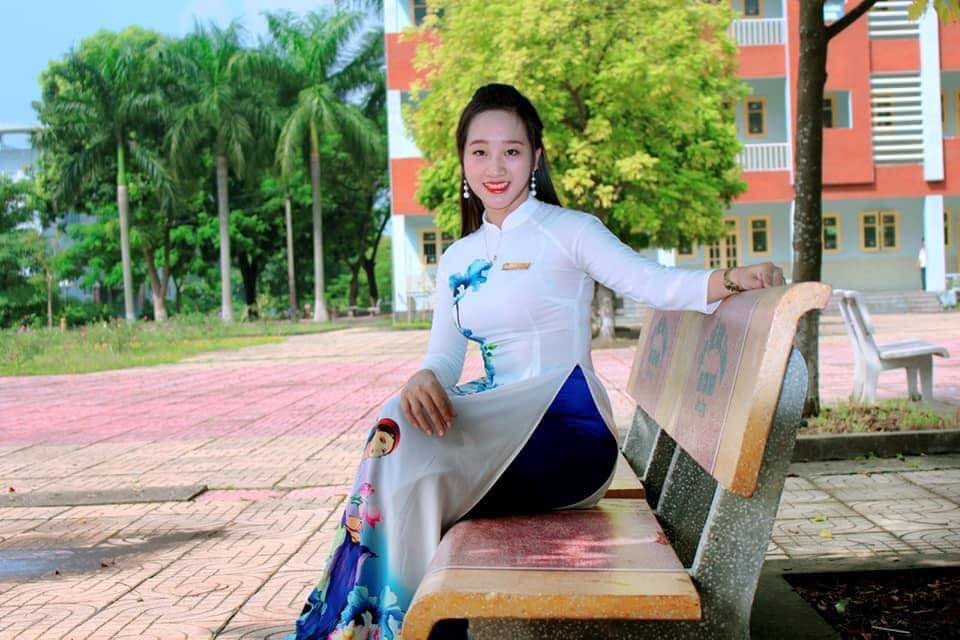 "Cô giáo đẹp thế này thì sao học sinh không lên lớp được?", Chỉ muốn nhỏ lại để đi học thôi", "Nếu ngày trước đi học có cô giáo đẹp vậy thì tôi đã không bỏ học sớm",... là một số comment của cư dân mạng dưới những clip của Hà Duyên.