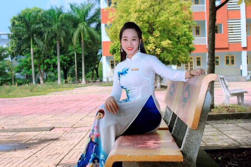 "Cô giáo đẹp thế này thì sao học sinh không lên lớp được?", Chỉ muốn nhỏ lại để đi học thôi", "Nếu ngày trước đi học có cô giáo đẹp vậy thì tôi đã không bỏ học sớm",... là một số comment của cư dân mạng dưới những clip của Hà Duyên.