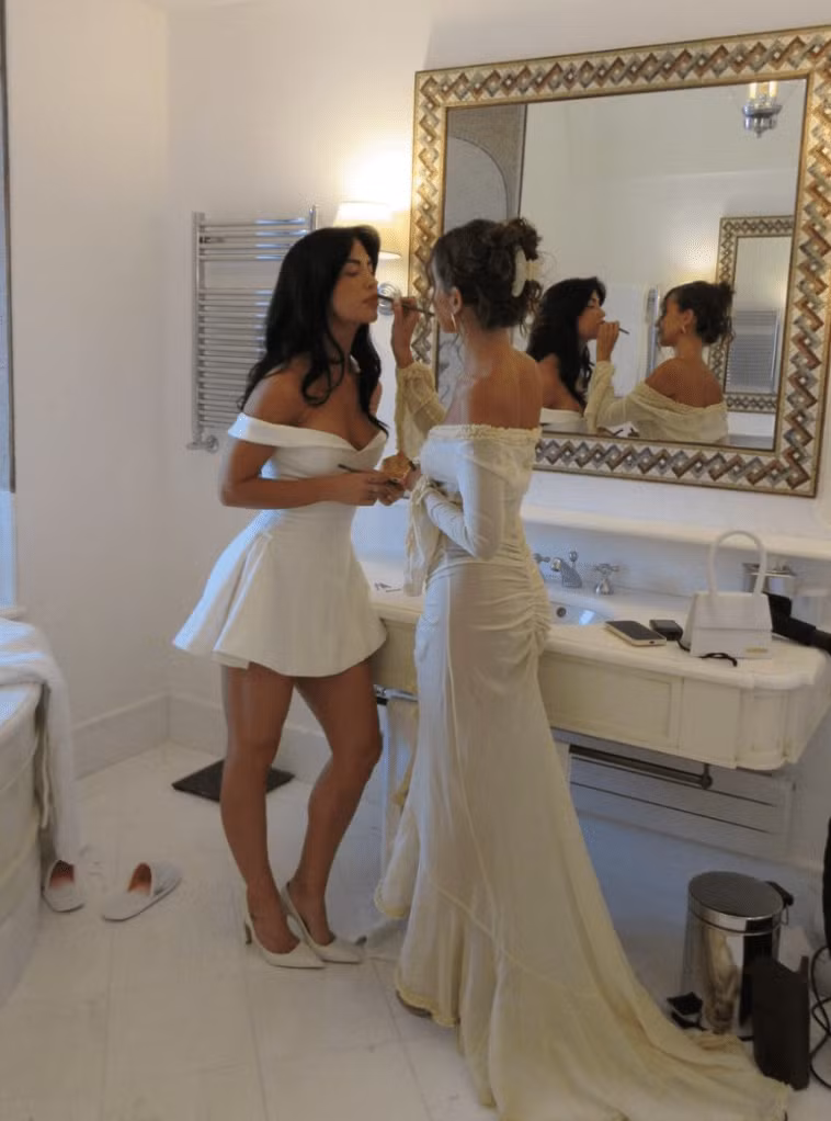 Cô dâu chọn một chiếc váy ngắn màu trắng cho bữa tối, trong khi Mathers chọn một chiếc váy dài.