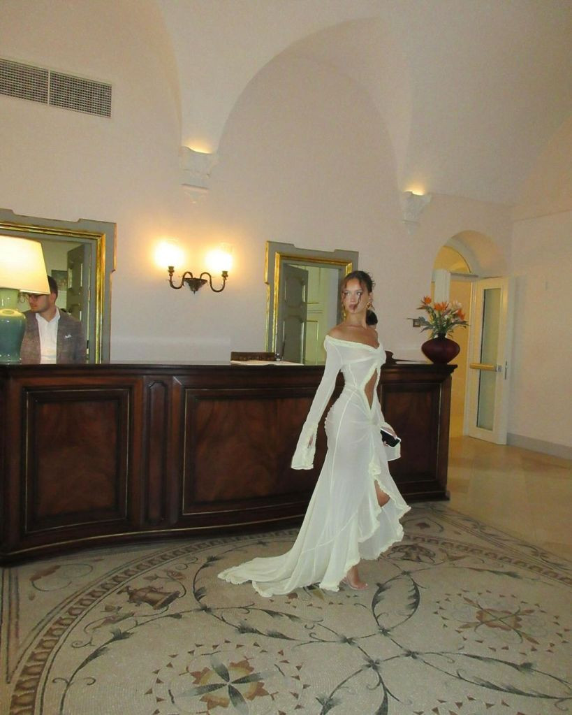 Những người khác ủng hộ trang phục đi ăn cưới này của cô nàng cho biết: “Nó có thực sự quan trọng không các bạn? Cô ấy trông rất đẹp và cuốn hút”, “Theo nghĩa đen, mọi người đều rất khó chịu về mức độ hoàn hảo của bạn”, “Thật khập khiễng khi để lại những bình luận hạ bệ bạn vì mặc váy này”.