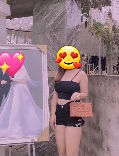 Trước đó, tại Việt Nam, câu chuyện đi ăn cưới mặc quá phản cảm cũng từng nổi như cồn và thu hút được sự chú ý của nhiều người.