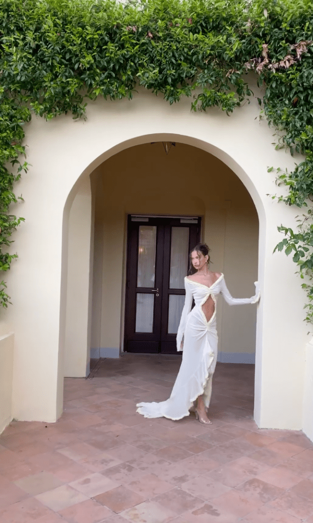 Trong khi đó, đối với cô dâu Rachel Dillion, cô có vẻ không bận tâm tới chiếc váy của Mather. Cô còn đăng nội dung đám cưới lên trang mạng có 1,7 triệu người theo dõi và Mathers xuất hiện rất nhiều trong những bức ảnh.