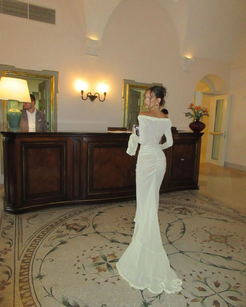 Nhiều người dùng mạng xã hội cho rằng, chiếc váy này là “không phù hợp” với tiệc vui của cô dâu. Nhiều bình luận chỉ trích trang phục của cô khi nổi bật hơn cô dâu.