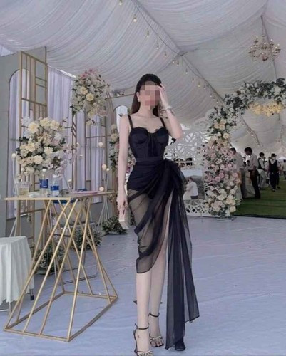 Trước đó cũng có không ít trường hợp bị chỉ trích vì ăn mặc quá lồng lộn khi đi đám cưới.