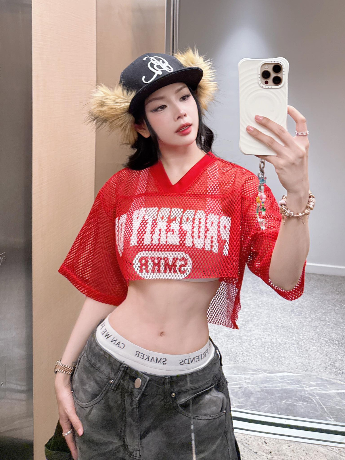 Mie có gu thời trang đi biển ngọt ngào, dễ thương song vẫn khoe được lợi thế body đẹp.