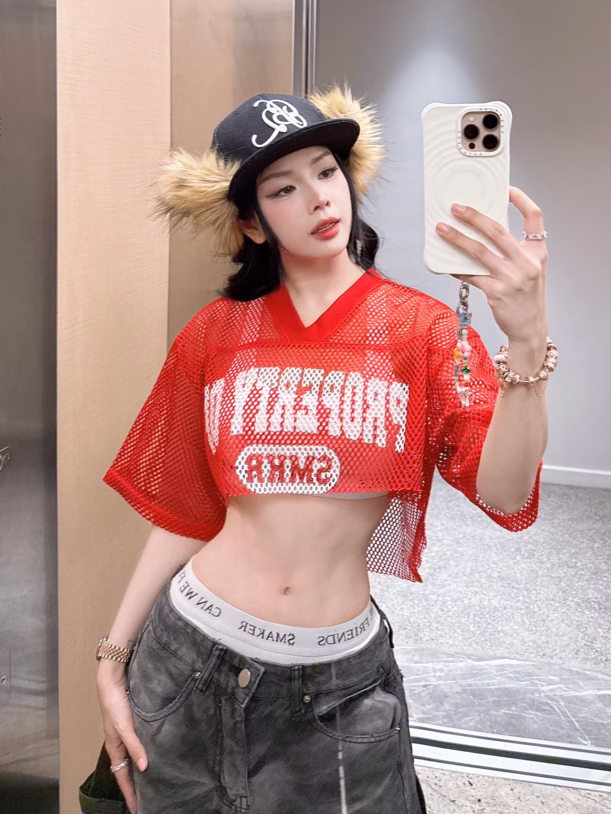 Mie có gu thời trang đi biển ngọt ngào, dễ thương song vẫn khoe được lợi thế body đẹp.