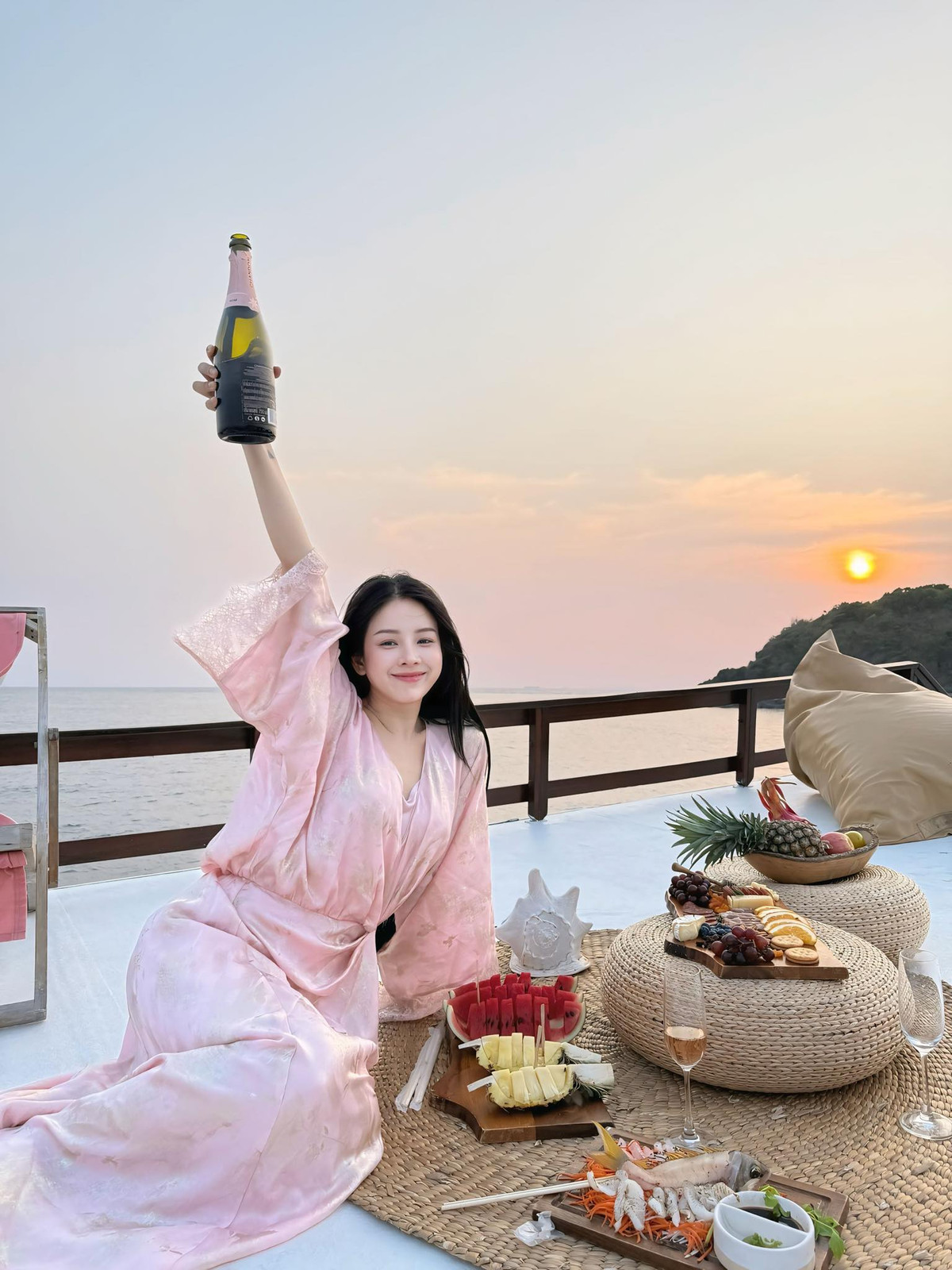 Trong đó, kiểu mốt váy ôm sát body hay áo bra kết hợp cùng chân váy ngắn, bikini được người đẹp này yêu thích hơn cả.