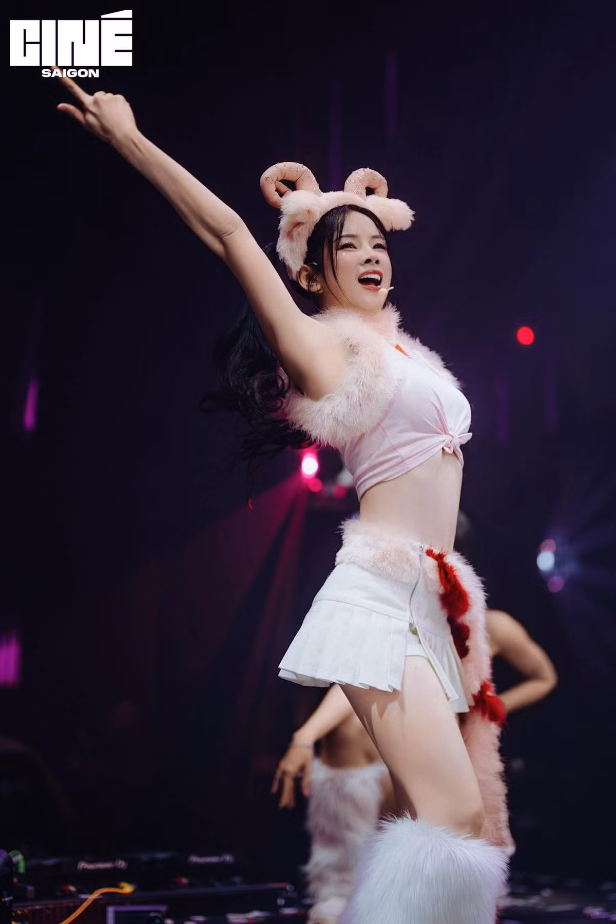 So với những đồng nghiệp khác khi làm DJ, Mie có phong cách thời trang nữ tính, ngọt ngào và kín đáo hơn. Thậm chí, thời mới vào nghề, cô từng nhiều lần bị các sân khấu, quán bar... từ chối vì ăn mặc không gợi cảm.