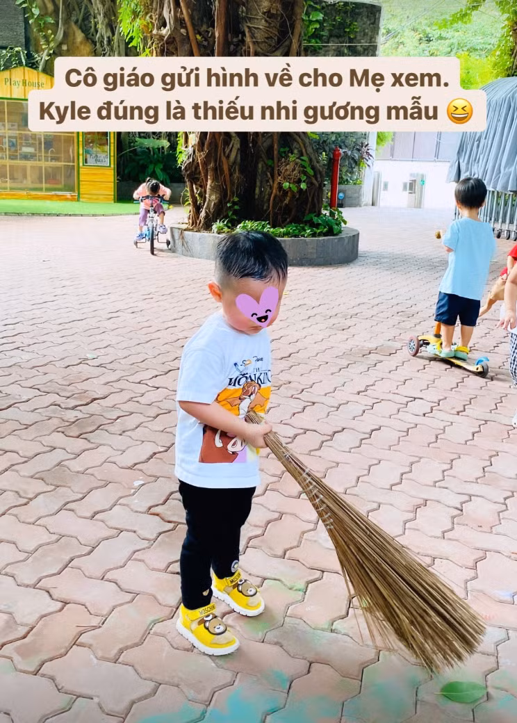 Nhiều người cho rằng, Primmy Trương cực kỳ khéo léo, tinh tế khi không đăng ảnh cùng chồng nhưng vẫn nhắc đến cực kì đáng yêu, gọi con trai là “phiên bản mini” của ông xã.