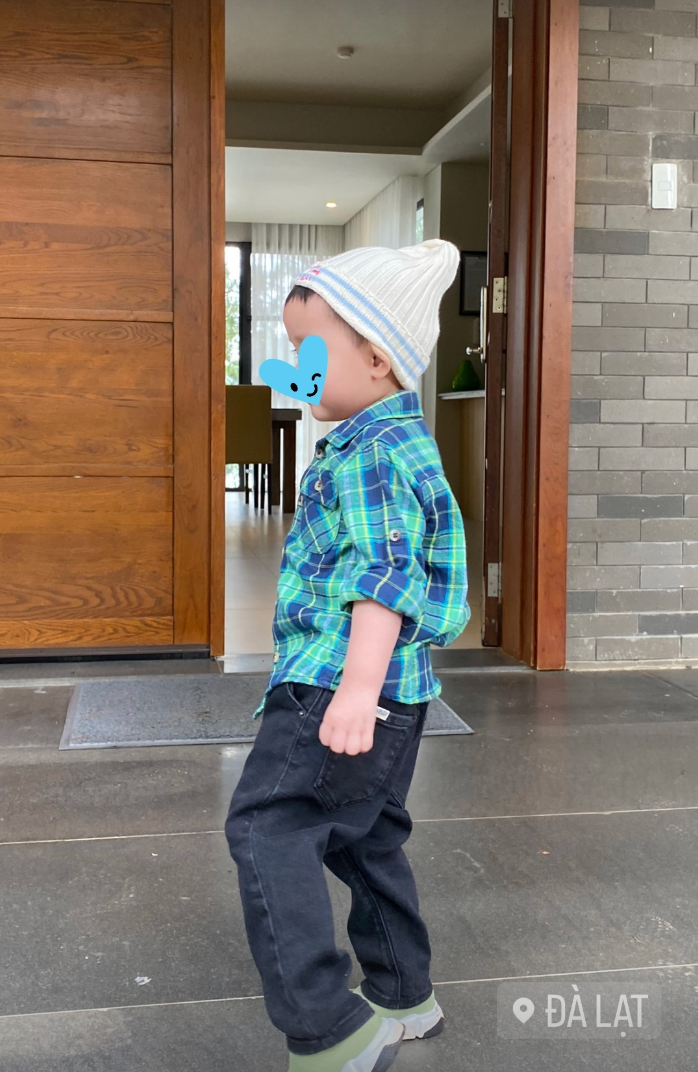 Không chỉ xả ảnh trong chuyến đi Nhật Bản cùng con trai, Primmy Trương còn đăng kèm chia sẻ: “Me and the mini version of my hubby, making memories at the happiest place on Earth!” (tạm dịch: Tôi và phiên bản mini của ông xã, cùng nhau tạo nên những kỉ niệm đẹp tại nơi hạnh phúc nhất trái đất).