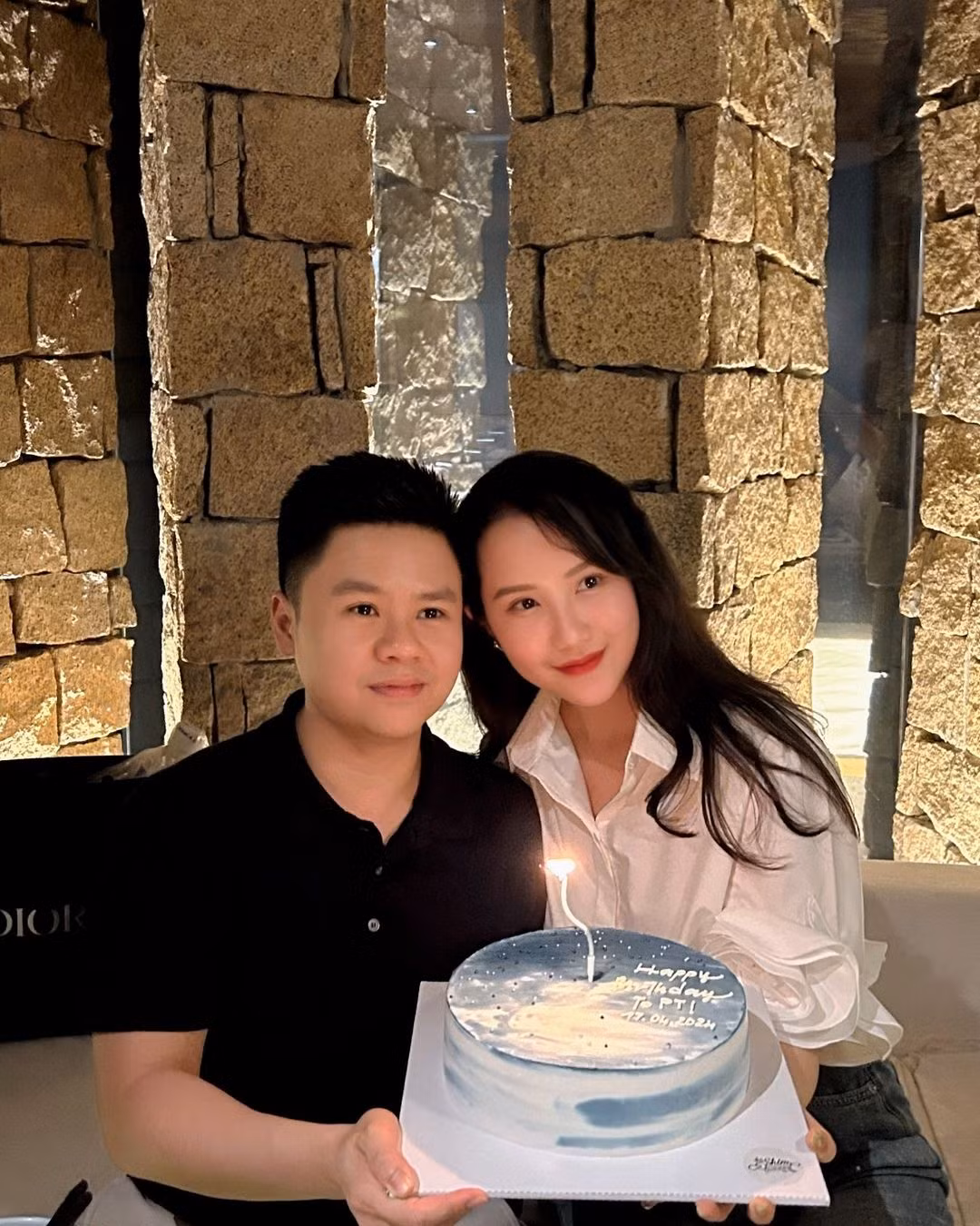 Primmy Trương (Trương Minh Xuân Thảo) được biết đến là beauty blogger, influencer có tiếng tại TP.HCM. Cô cũng là con gái của Hiệu trưởng trường John Robert Powers Việt Nam (JRP) - ngôi trường được mệnh danh chỉ dành cho hội con nhà giàu.