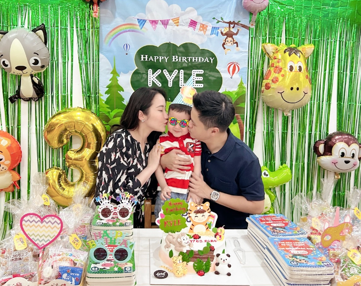 Đây cũng là lần đầu tiên nàng dâu hào môn Primmy Trương đăng ảnh cùng con trai trên trang cá nhân của mình.