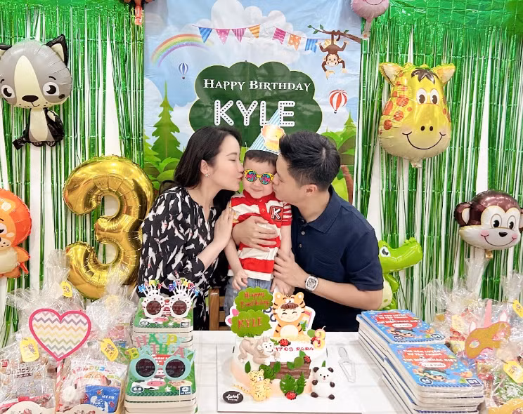 Đây cũng là lần đầu tiên nàng dâu hào môn Primmy Trương đăng ảnh cùng con trai trên trang cá nhân của mình.