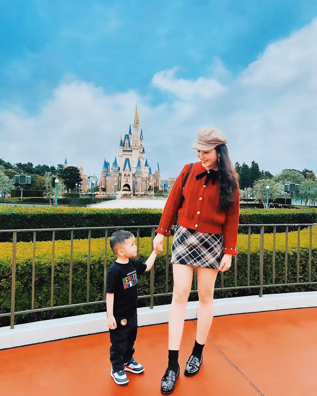 Mới đây nhất, phu nhân TGĐ Phan Thành là Primmy Trương cũng đã chịu công khai diện mạo quý tử. Được biết bé Kyle đã tròn 3 tuổi, có vóc dáng cao lớn, ngoại hình điển trai.