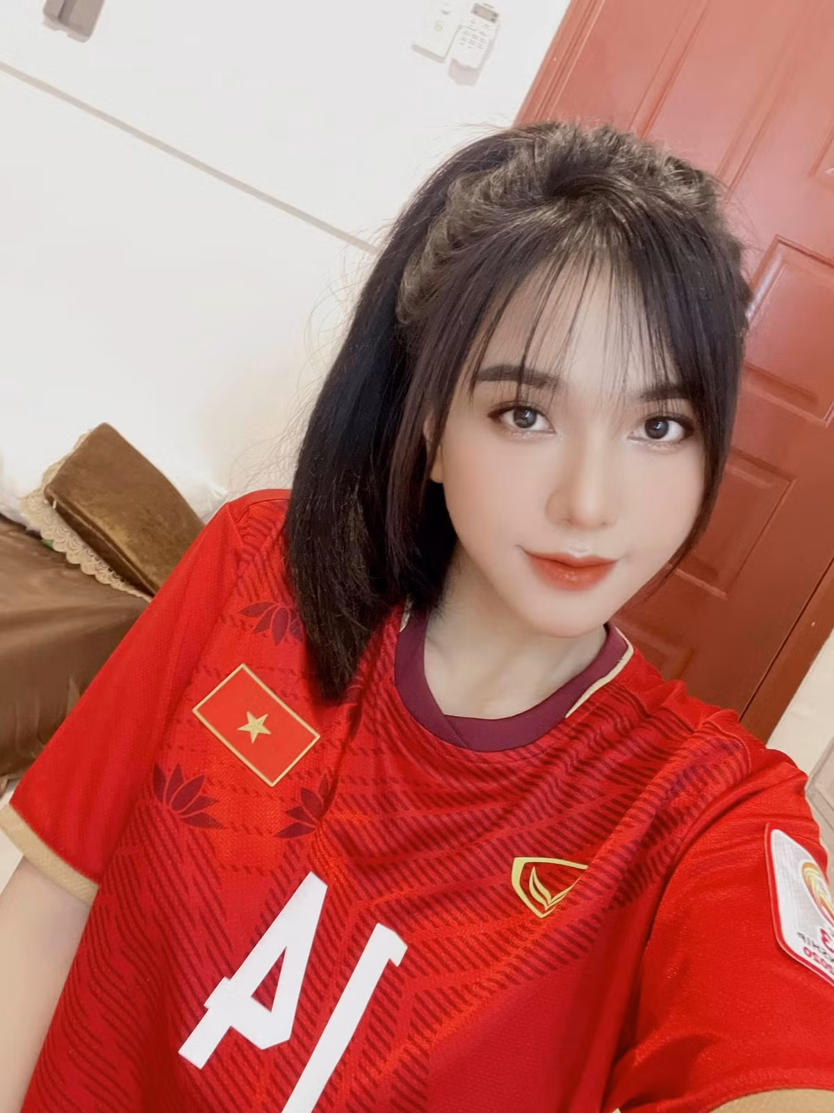 Không chỉ cổ vũ Hoàng Đức khi thi đấu trên sân nhà mà nhiều lần Gia Hân còn thu xếp công việc để ra nước ngoài theo chân bạn trai cùng đội tuyển.