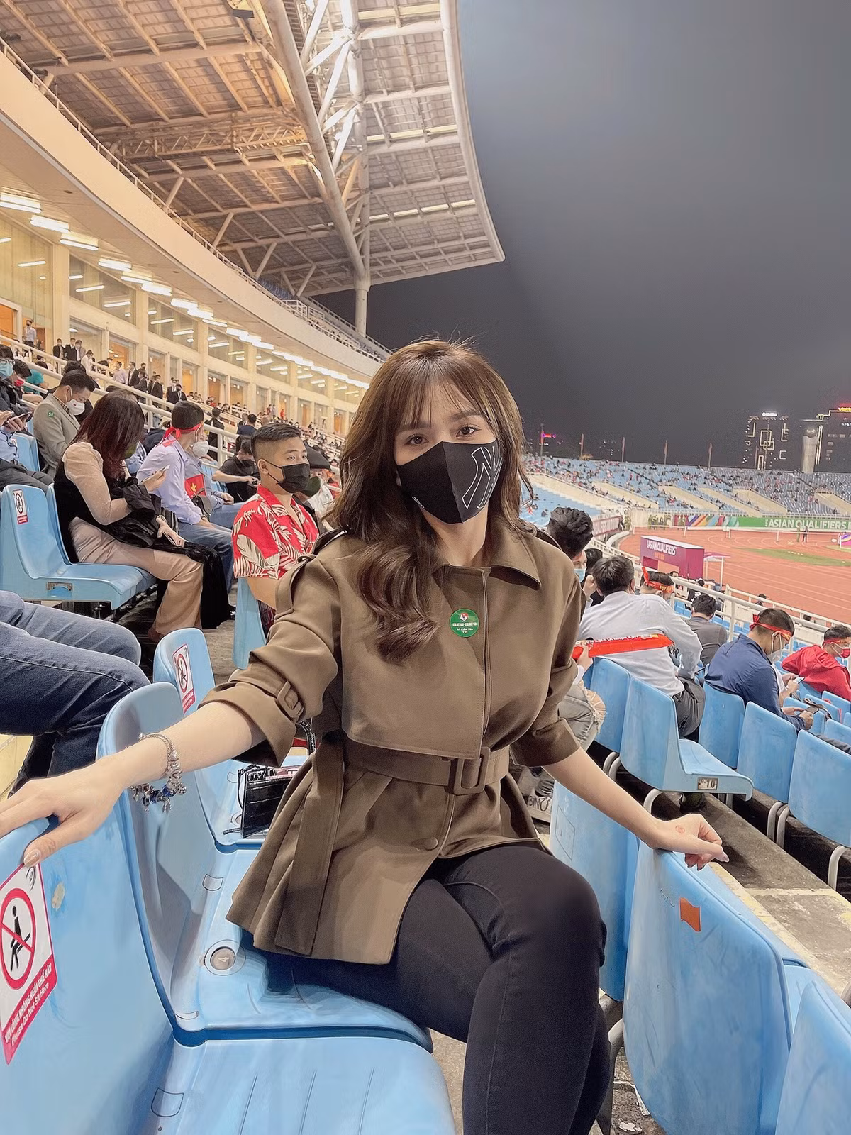 Đây không phải lần đầu tiên Gia Hân có mặt để cổ vũ các cấp độ đội tuyển của bóng đá Việt Nam. Còn nhớ khi VL World Cup diễn ra, bạn gái Hoàng Đức cũng thu xếp công việc để có mặt tại Mỹ Đình để tiếp lửa cho bạn trai và các đồng đội.