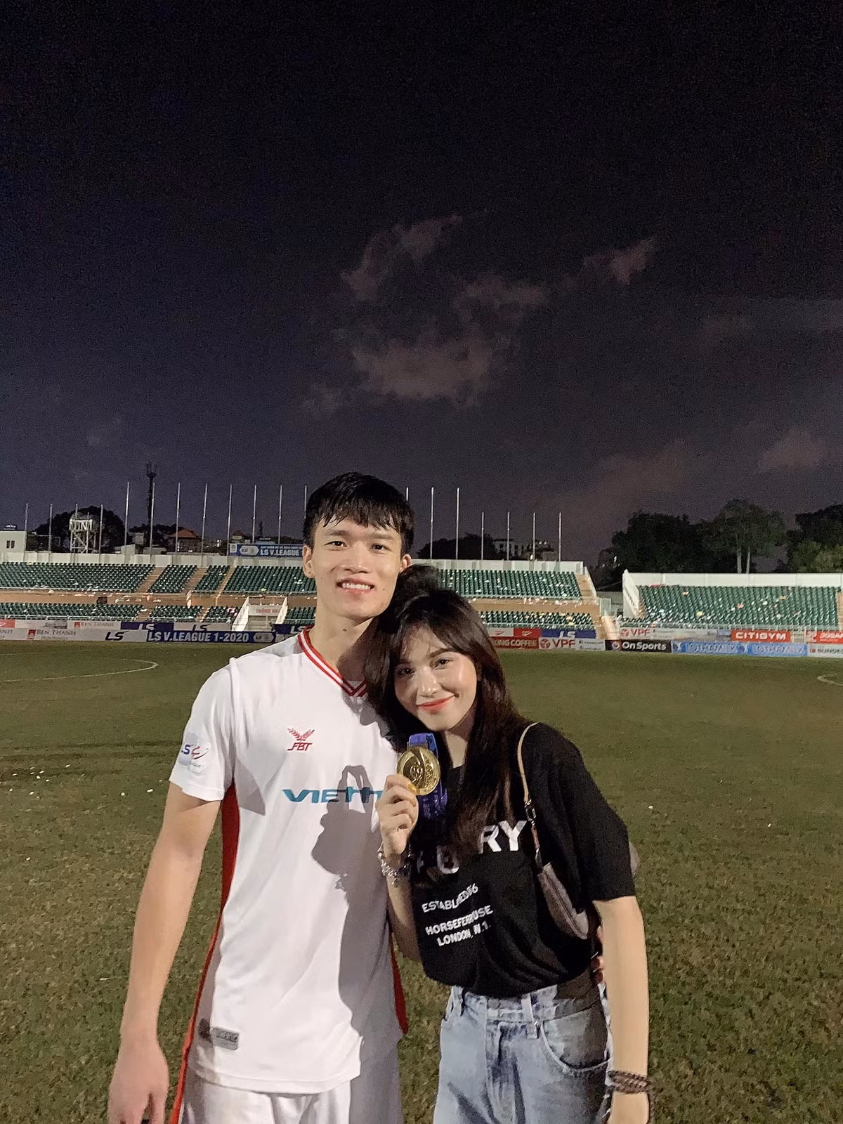 Nếu nói Gia Hân là nàng WAGs chăm theo chân người yêu nhất mỗi khi thi đấu quả là không sai chút nào. Bởi mọi bước đi của Hoàng Đức đều có cô bạn gái xinh đẹp dõi theo.