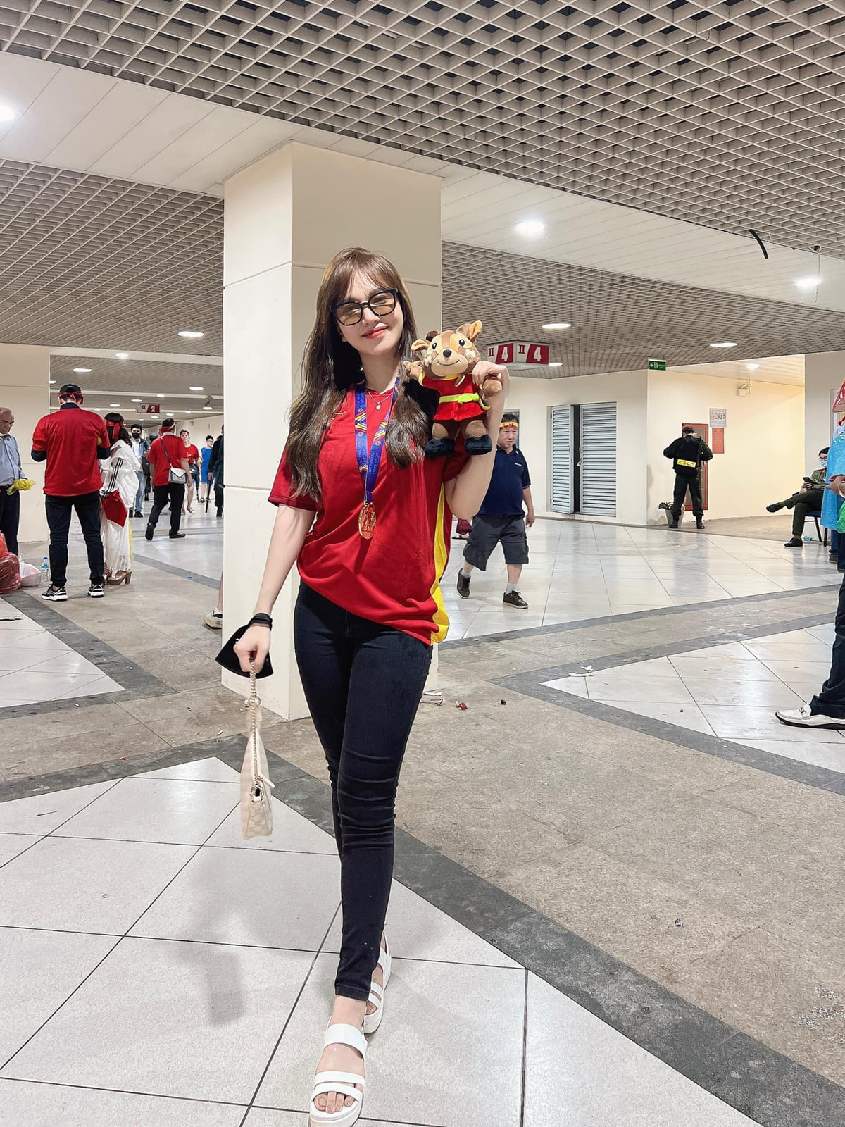 Sau khi U23 Việt Nam giành tấm HCV SEA Games thứ 2 liên tiếp, ngoài các cầu thủ mọi động tĩnh của các nàng WAGs xinh đẹp cũng được netizen chú ý. Và Gia Hân - bạn gái tiền vệ Hoàng Đức cũng không ngoại lệ.