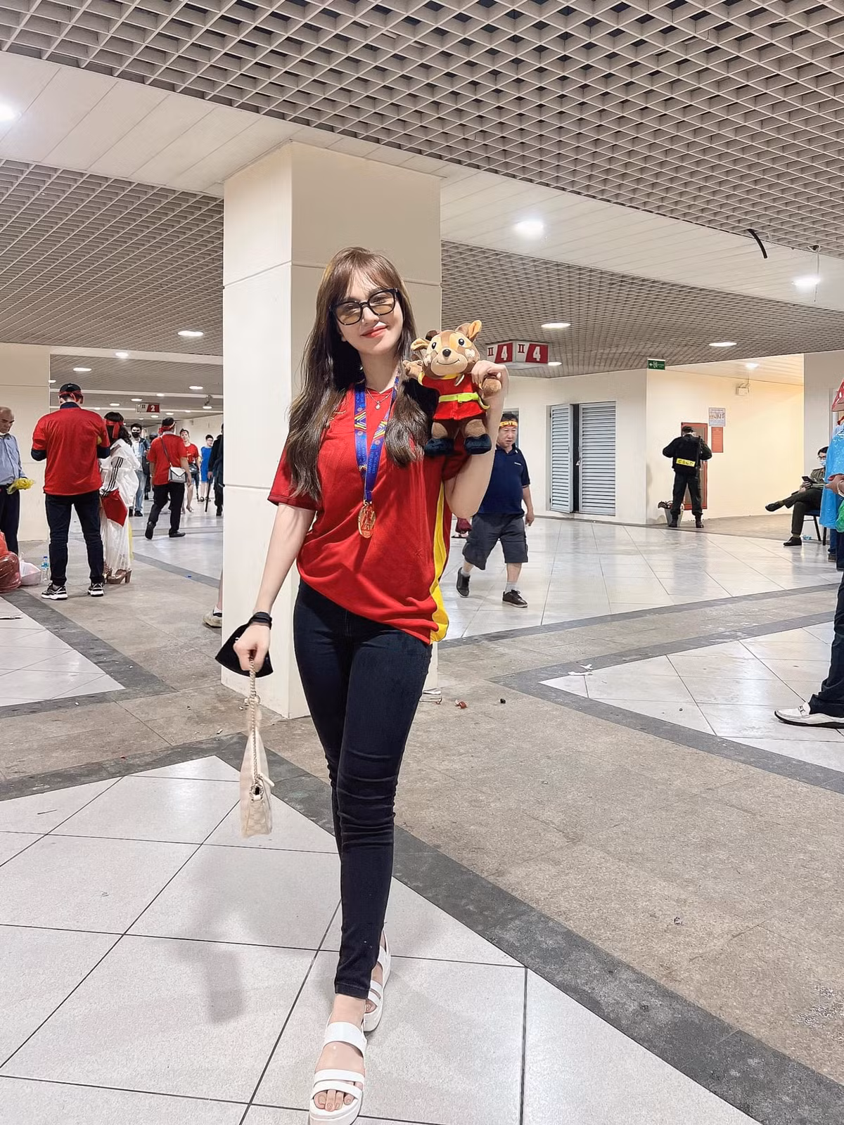 Sau khi U23 Việt Nam giành tấm HCV SEA Games thứ 2 liên tiếp, ngoài các cầu thủ mọi động tĩnh của các nàng WAGs xinh đẹp cũng được netizen chú ý. Và Gia Hân - bạn gái tiền vệ Hoàng Đức cũng không ngoại lệ.