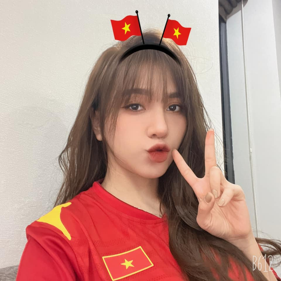 Cũng như mọi khi, Gia Hân thu xếp công việc để theo chân cổ vũ cho đội tuyển, U23 Việt Nam nơi mà có chàng người yêu là trụ cột thi đấu.