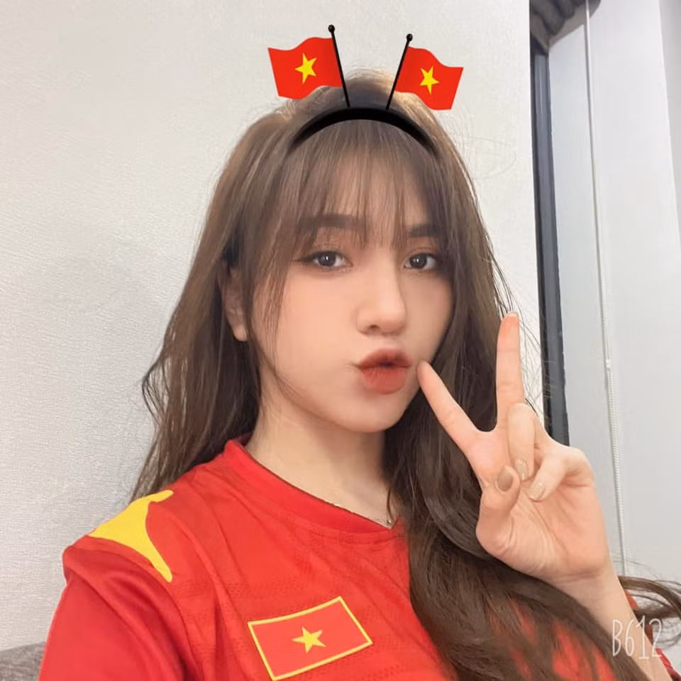 Cũng như mọi khi, Gia Hân thu xếp công việc để theo chân cổ vũ cho đội tuyển, U23 Việt Nam nơi mà có chàng người yêu là trụ cột thi đấu.