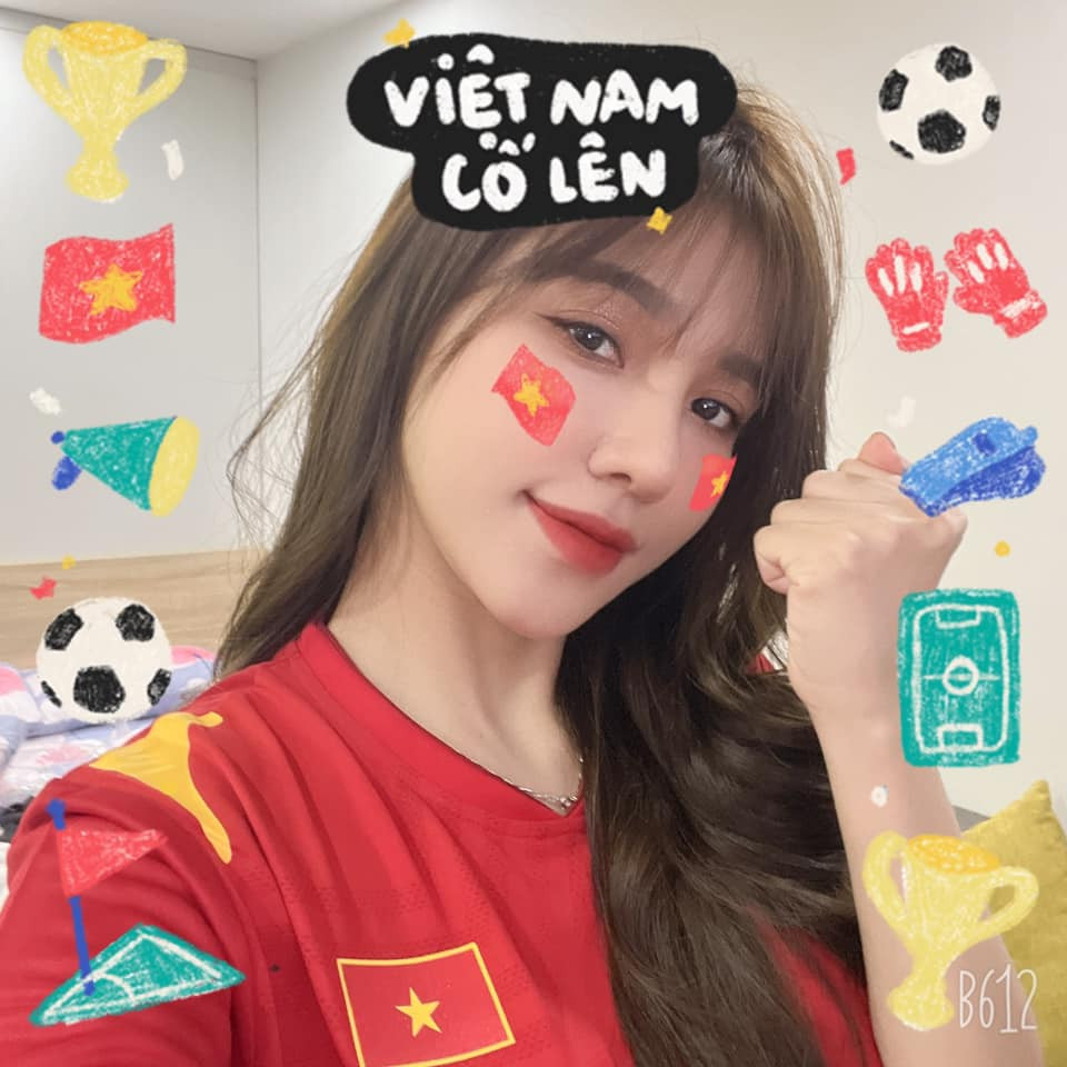 Tại trận chung kết trên SVĐ Mỹ Đình tối 22/5 vừa qua, Gia Hân cũng có mặt để cổ vũ Hoàng Đức và các đồng đội.