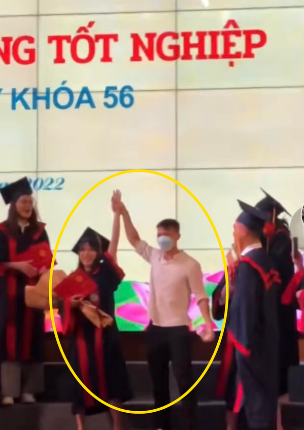 Bất ngờ trước màn cầu hôn của bạn trai ngay trong lễ tốt nghiệp, cô gái đã “đứng hình” mất vài giây rồi mới bẽn lẽn gật đầu đồng ý.