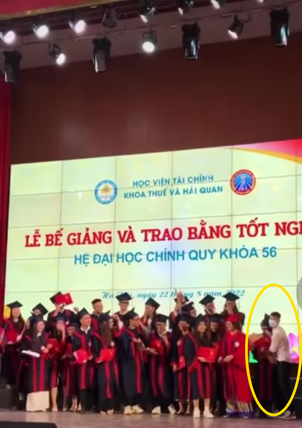 Nhận được lời đồng ý từ đối phương, nam chính hạnh phúc vỡ òa, ôm chầm lấy người yêu. Có lẽ không giấu nổi sự hạnh phúc, anh chàng còn vỗ tay chúc mừng chính mình đã thực hiện thành công.