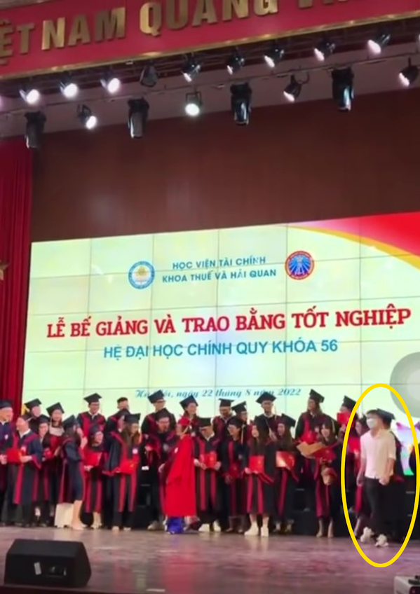 Sự hạnh phúc của cặp đôi khiến nhiều người cũng cảm thấy vui lây. Ngay khi nhìn thấy bạn nam quỳ gối xuống để cầu hôn, các bạn sinh viên khác cũng tự động đứng sang hai bên để nhường “spotlight” cho nhân vật chính.