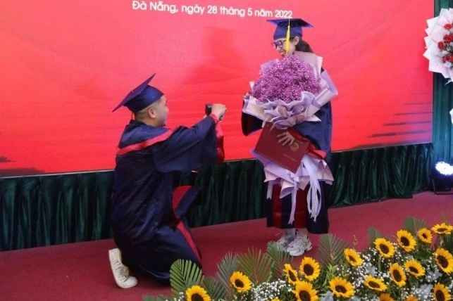 Lễ tốt nghiệp là một ngày đáng nhớ với mỗi sinh viên nhưng có lẽ nó sẽ còn ghi dấu ấn sâu đậm hơn khi được cầu hôn ngay trong ngày đặc biệt đó.