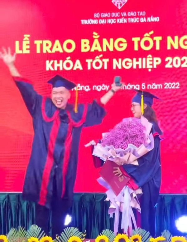 Cách đây không lâu, trong buổi lễ tốt nghiệp của một trường Đại học tại Đà Nẵng, cũng có cô gái hạnh phúc khi cùng một ngày mà tốt nghiệp tới “2 bằng”.